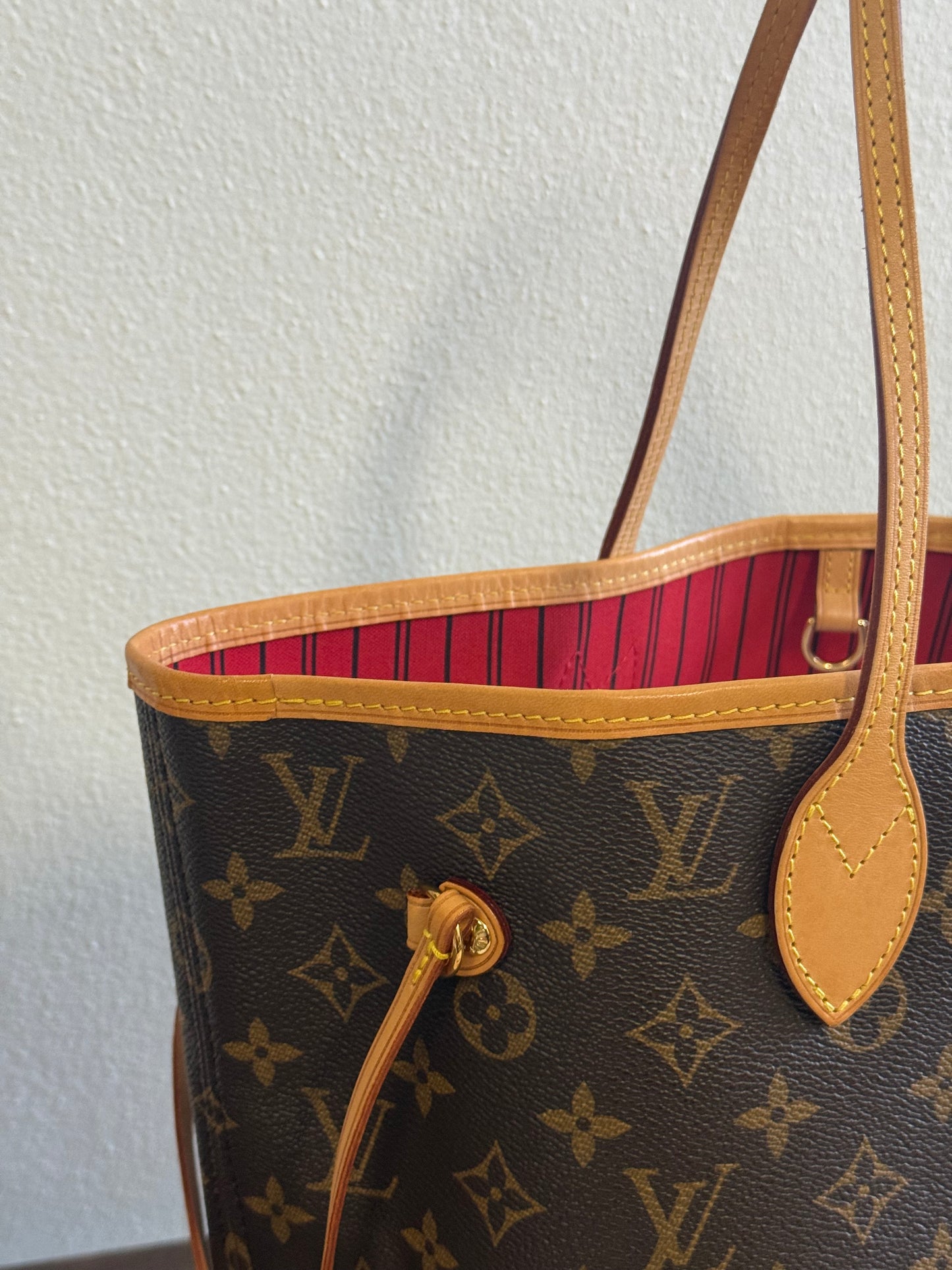 LOUIS VUITTON NEVERFULL MM IN MONOGRAM RED INTERIOR WITH POUCH