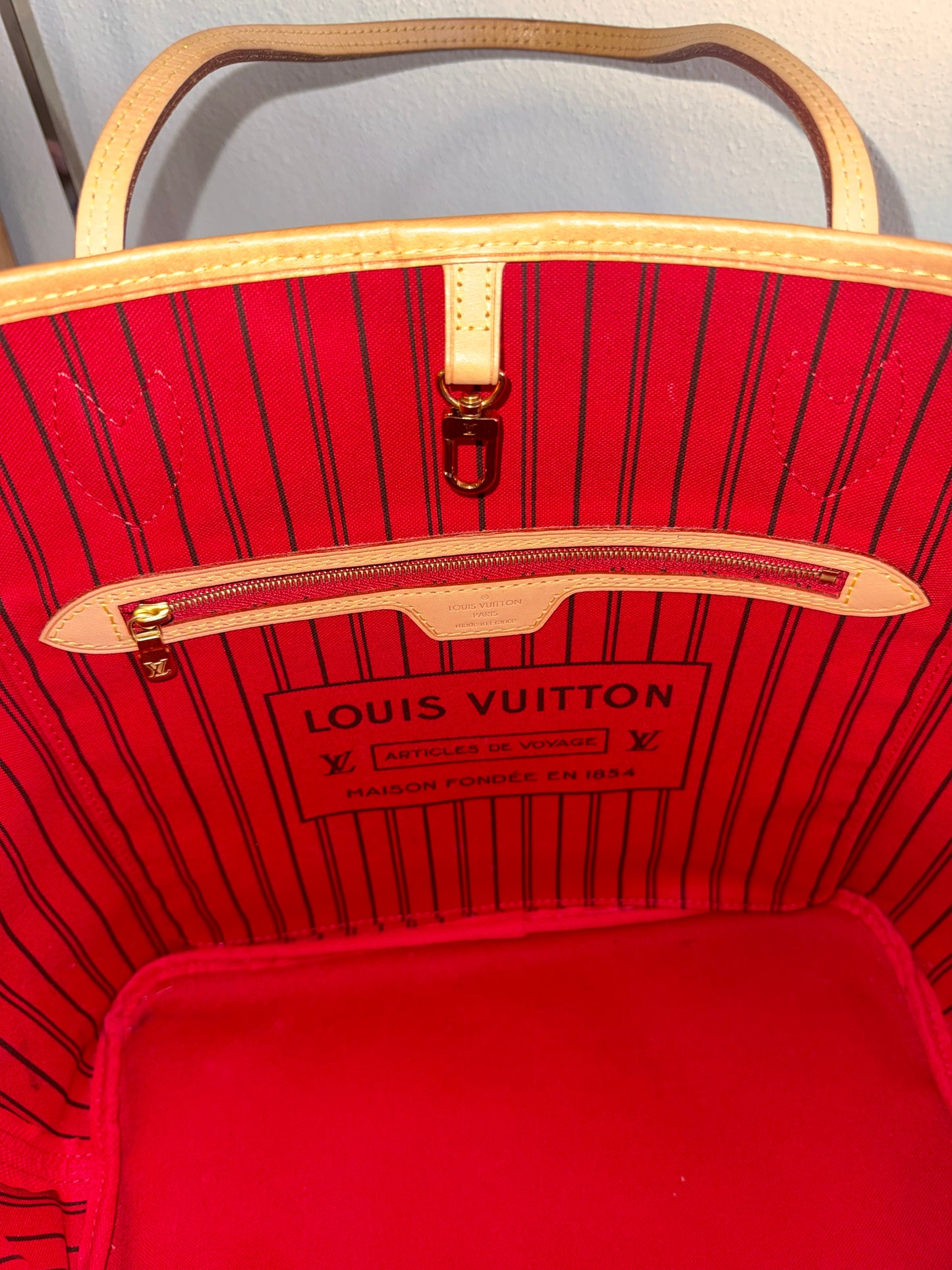 LOUIS VUITTON NEVERFULL MM IN MONOGRAM RED INTERIOR WITH POUCH