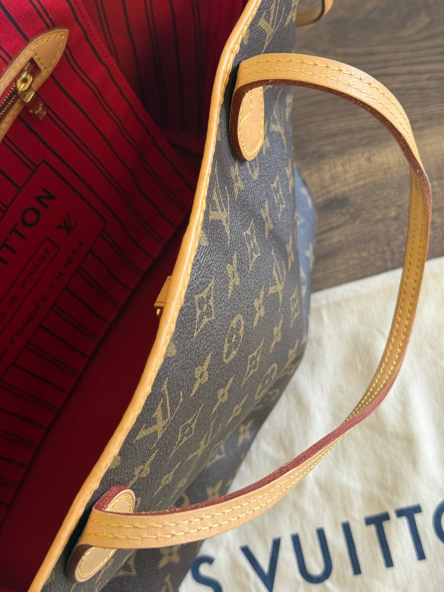 LOUIS VUITTON NEVERFULL MM IN MONOGRAM RED INTERIOR WITH POUCH