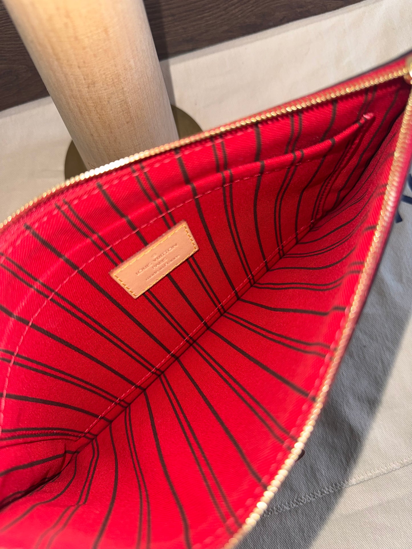 LOUIS VUITTON NEVERFULL MM IN MONOGRAM RED INTERIOR WITH POUCH