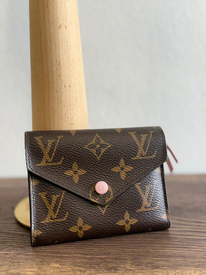 VICTORINE IN MONOGRAM - ROSE BALLERINE INTERIOR WITH INITIALS