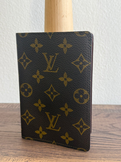 RARE PASSPORT HOLDER IN MONOGRAM