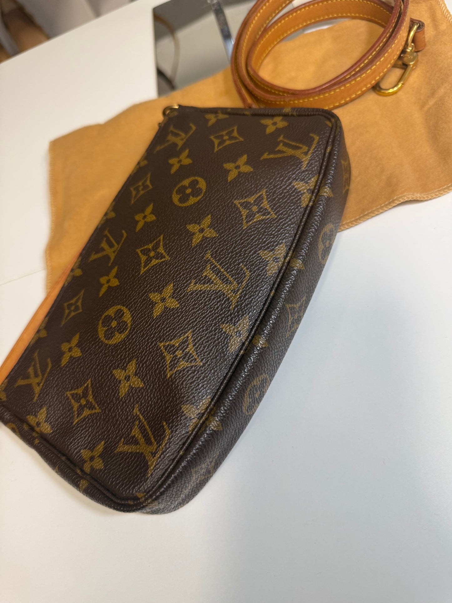 Louis Vuitton Pochette Accessoires in Monogram