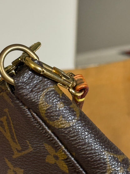 Louis Vuitton Pochette Accessoires in Monogram