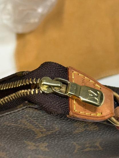 Louis Vuitton Pochette Accessoires in Monogram